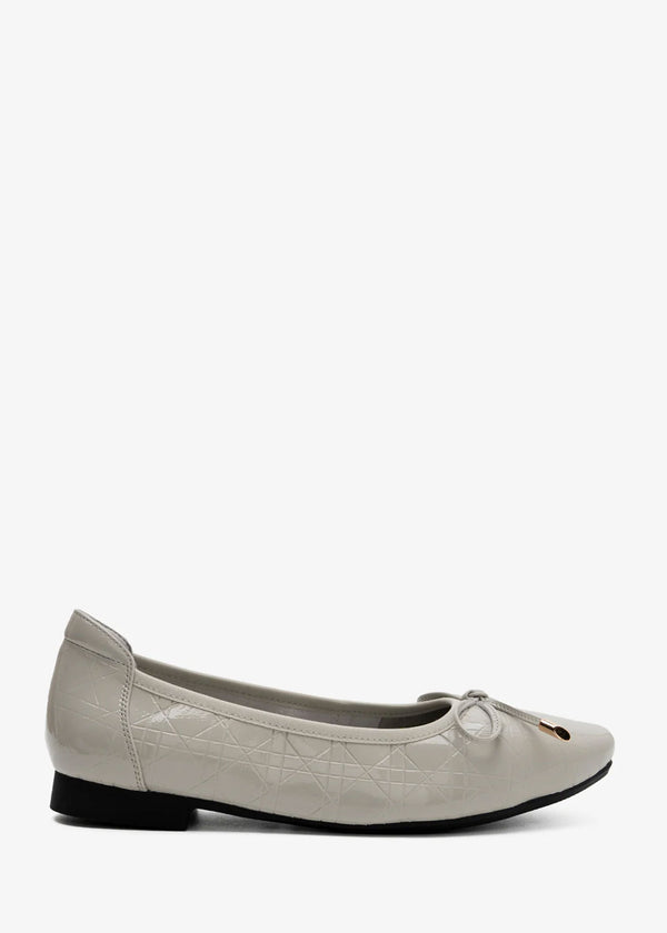 Junia-Grey