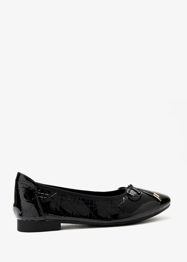 Junia-Black